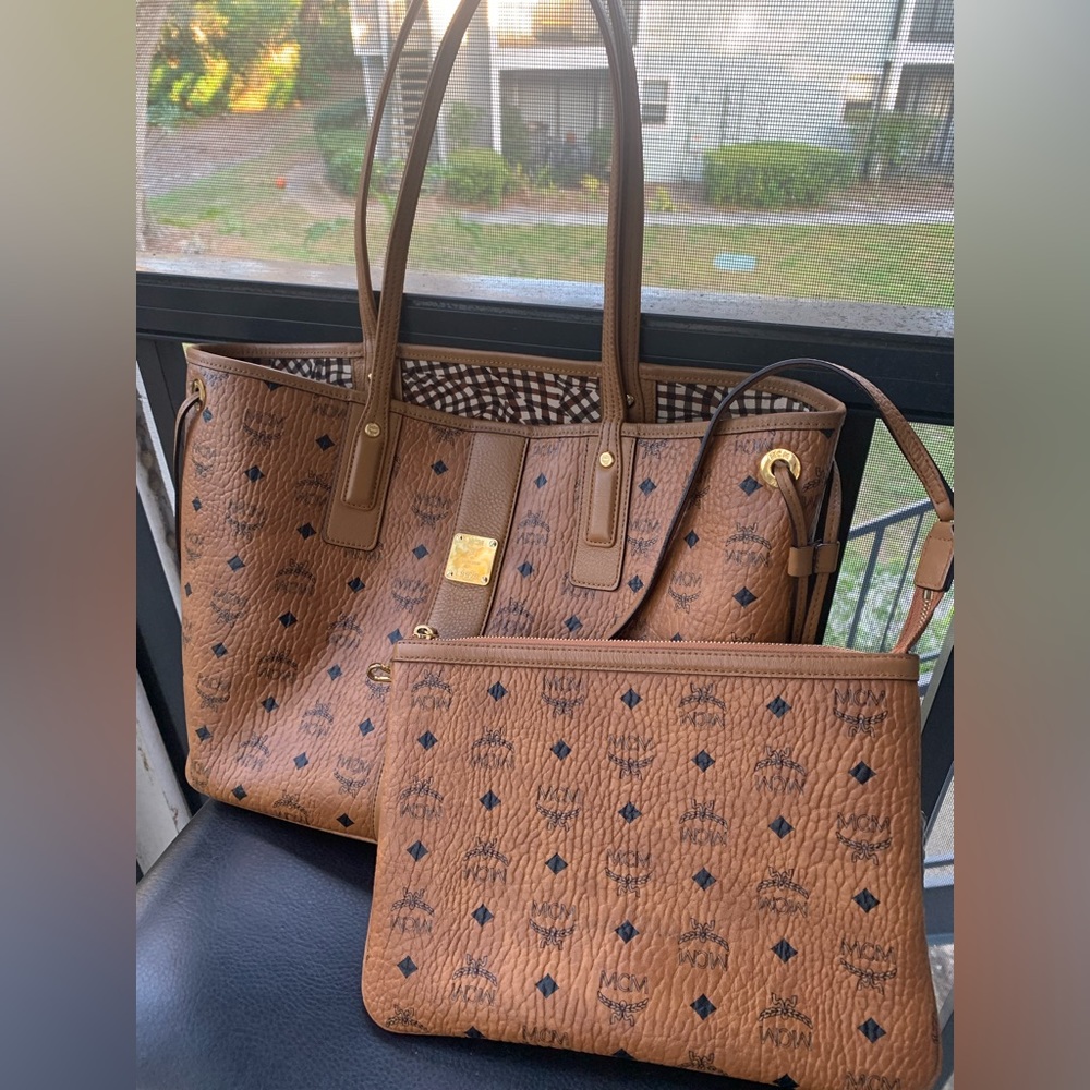 AUTHENTIC MCM REVERSIBLE LIZ SHOPPER IN VISETOS